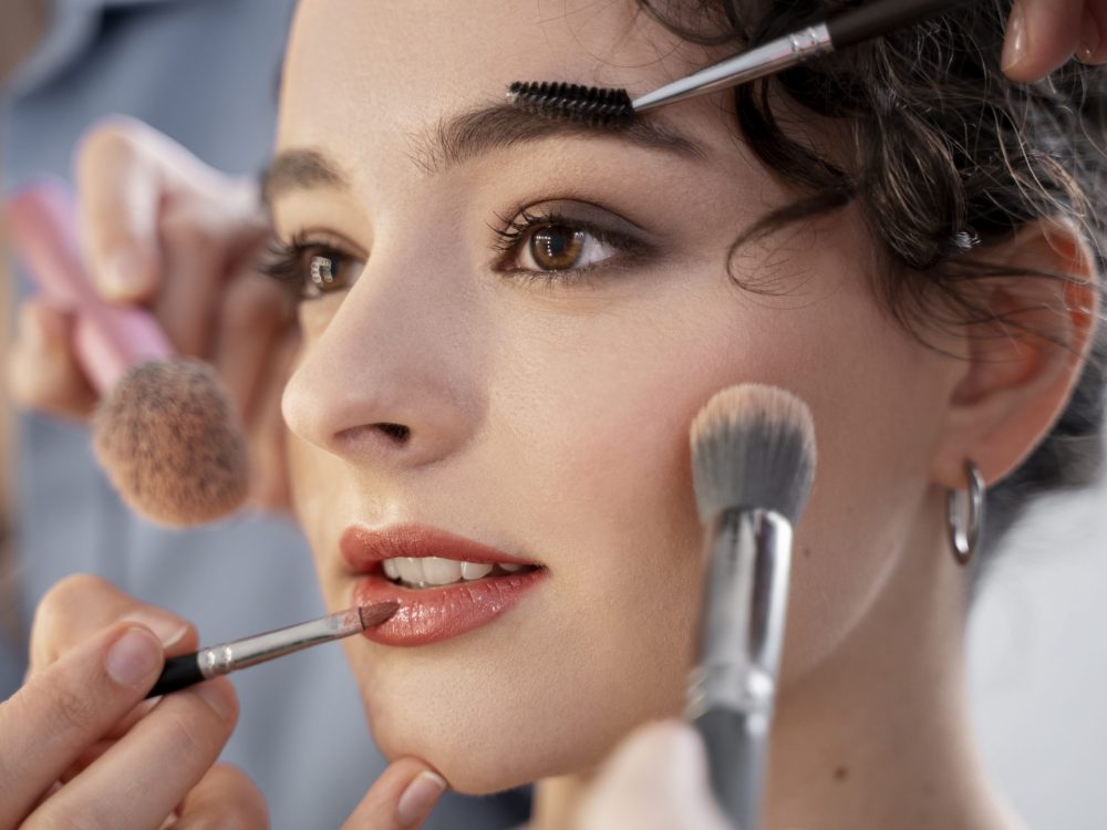 make-up-artist-getting-model-ready-photoshootin